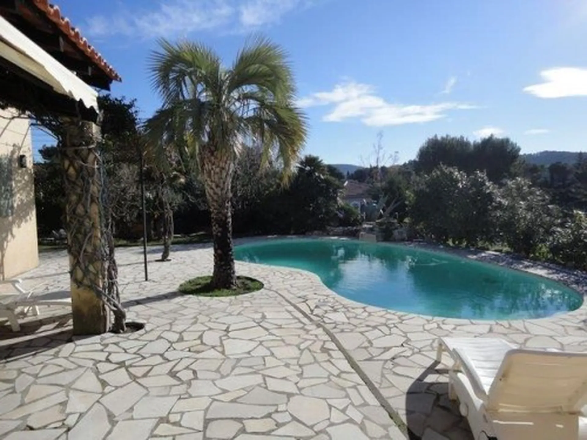 A la recherche d'une villa avec 2 logements 4/5 + T2 sur  Roquefort La Bédoule  contacter notre agence immobilière CASTELLAS la Bédoule au 04 42 73 22 50