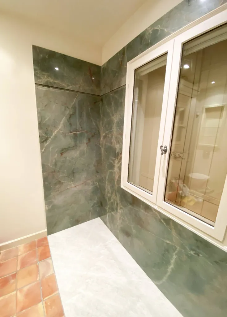 Réalisation et pose de parois de douche en Jadore