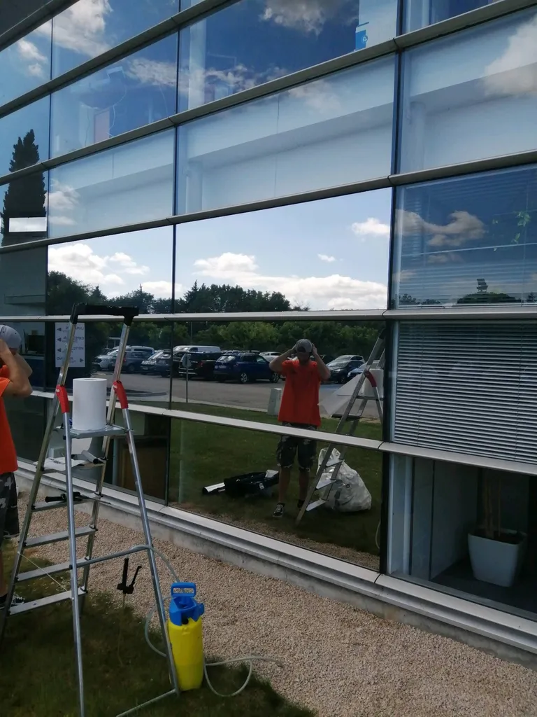 Pose de films teintées sur baies vitrées .SAINT LAURENT DU VAR 06.