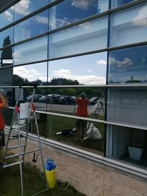 Pose de films teintées sur baies vitrées .SAINT LAURENT DU VAR 06.