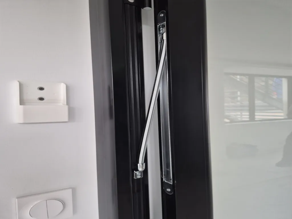 Pose de film opacifiant réglable sur les vitres des cloisons vitrées et les portes de bureau dans une entreprise à Limonest près de Lyon