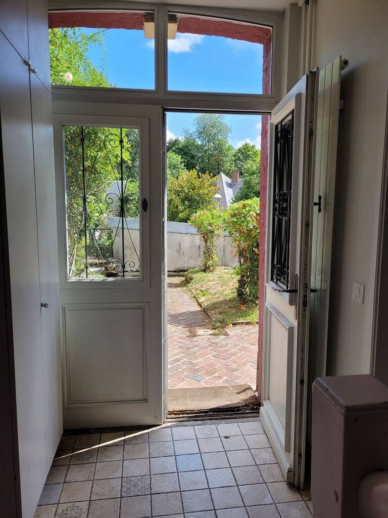 A vendre dans votre agence immobilière Terres et Demeures de Normandie de Lisieux 14100, 41 avenue Victor Hugo, propriété de 108 m² entièrement rénovée et offrant un cadre de vie privilégié à quelques minutes à pied du centre-ville de Lisieux.