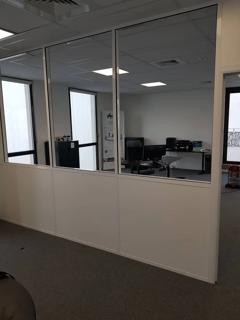 Pose de cloisons amovibles vitrées sur allège à Marseille