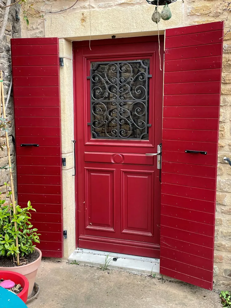 rénovation d'une porte d'entrée par une porte traditionnelle à Macon