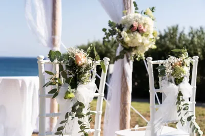 Organiser son mariage bohème les pieds dans l'eau et cérémonie laïque sur l'Ile de Rhodes en Grèce