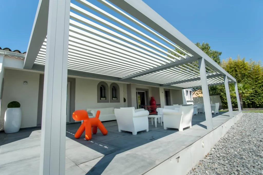 Installation d'une pergola bioclimatique renson camargue