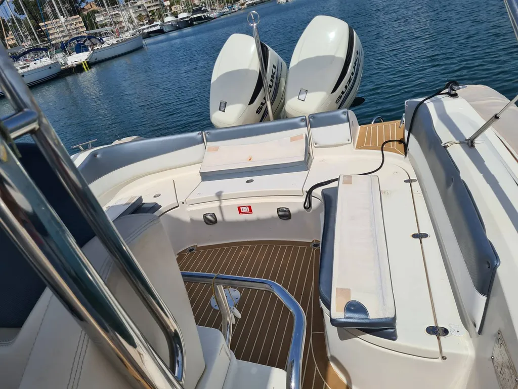 Bateau à moteur semi-rigide à louer sur le port de Bandol dans le Var : Nuova Jolly Prince 28 capacité 10 personnes