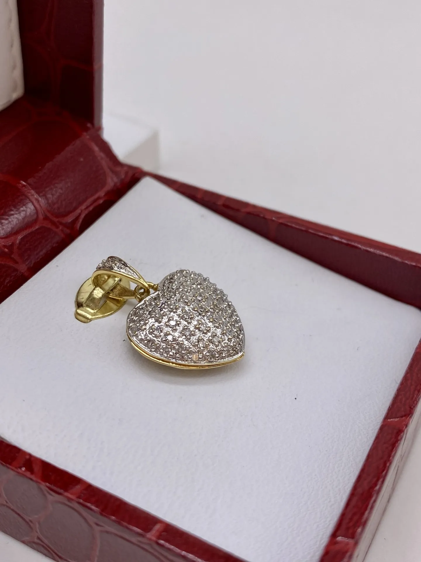 Le Symbole Parfait de l'Amour : Le Pendentif en Cœur chez Bijouterie Or Ligne à La Teste de Buch en Gironde