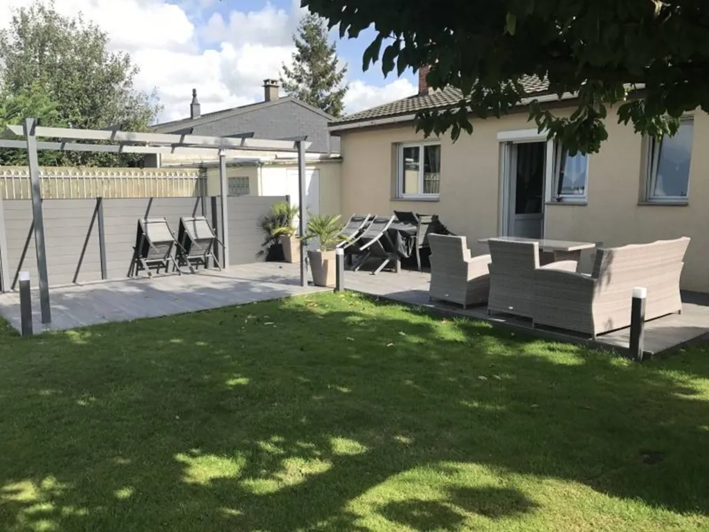Incrustation d'une pergola dans la terrasse céramique