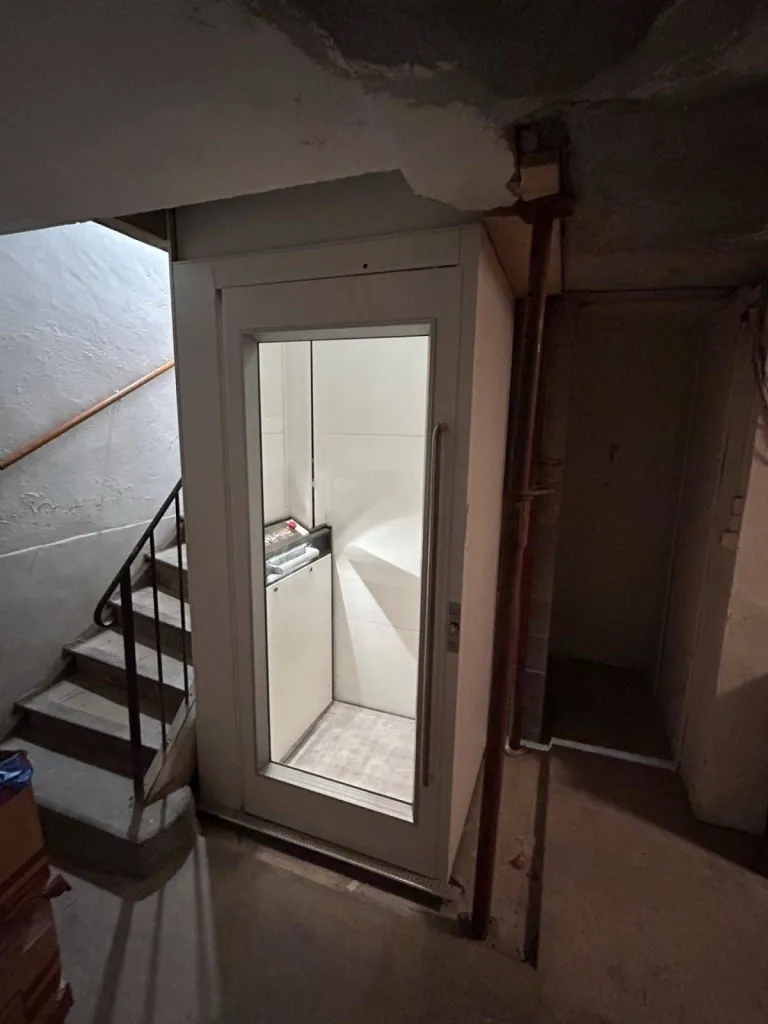 Ca vous plaît ? cet ascenseur de maison NAMILIFT PL 501 dans le jour de l'escalier dans cette maison d'octogénaires à Marseille