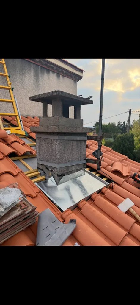 Entourage de cheminée en zinc à Castres : habillage étanche, sur mesure et durable, réalisé par PLM Frères, artisans couvreurs-zingueurs qualifiés Compagnons du Devoir