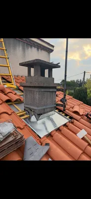 Entourage de cheminée en zinc à Castres : habillage étanche, sur mesure et durable, réalisé par PLM Frères, artisans couvreurs-zingueurs qualifiés Compagnons du Devoir