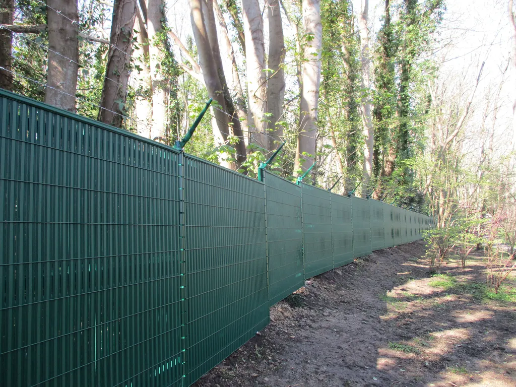 Installation de Clôtures Sécurisées, Panneaux Rigides avec Fils Barbelés pour Périmètres Sensibles à Rouen dans en Seine-Maritime 76