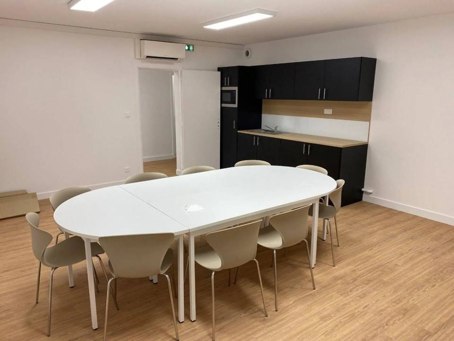 Installation d'une table revêtement stratifié à Bourges