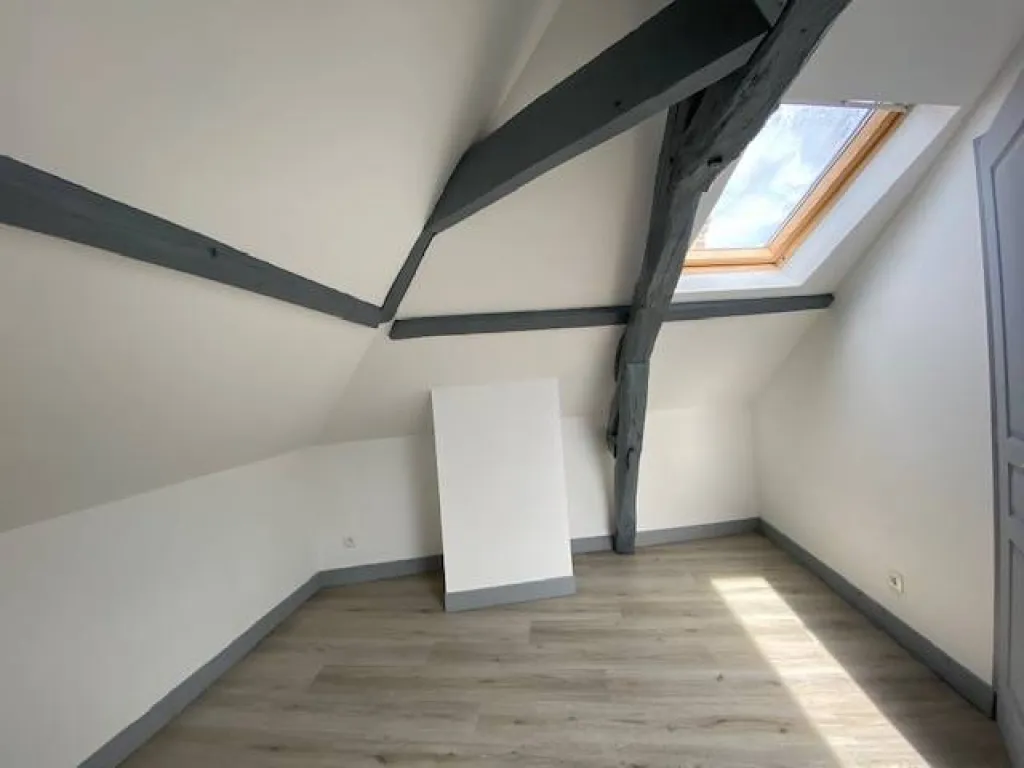 Cette belle maison comprend également un jardin d'env. 150 m², double vitrage pvc