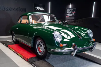 Polissage complet réalisé sur cette Porsche 356 verte, rendant la peinture éclatante et prête à recevoir un traitement céramique pour une protection longue durée.