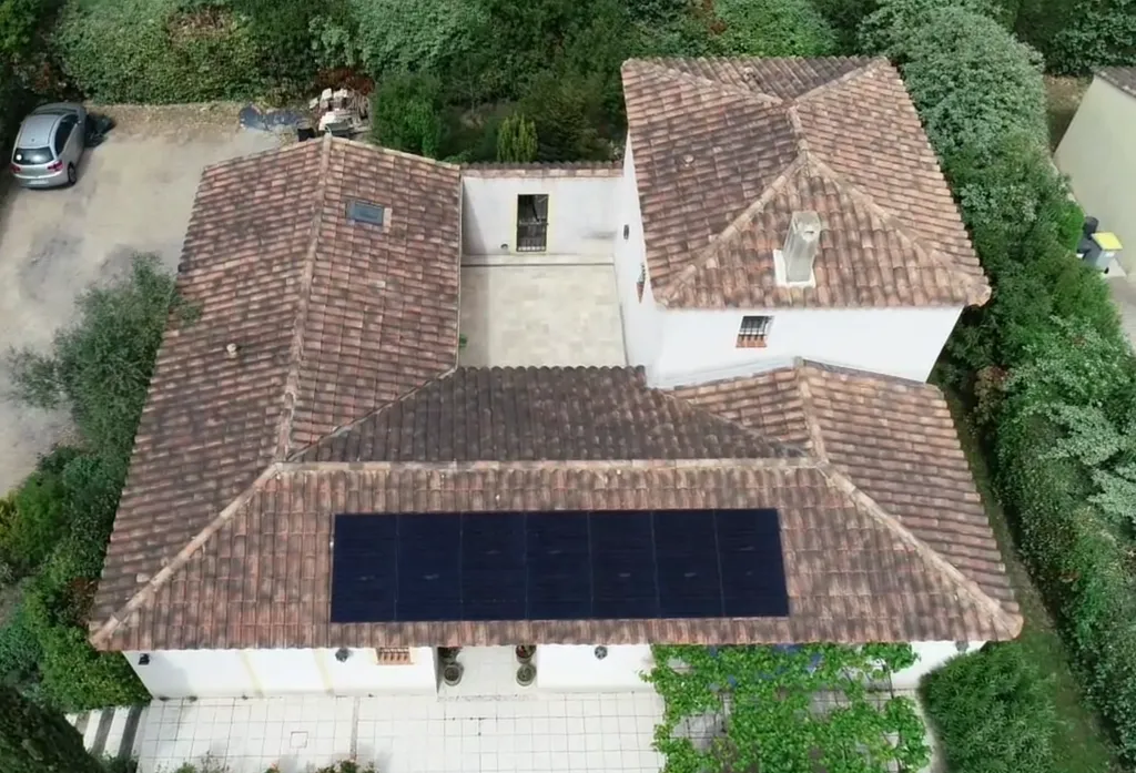 Maximisez vos gains avec Solaire Impulsion : installation solaire de 3,5 kWc à Bouc-Bel-Air avec des panneaux Dualsun de Marseille et Micro onduleur Enphase