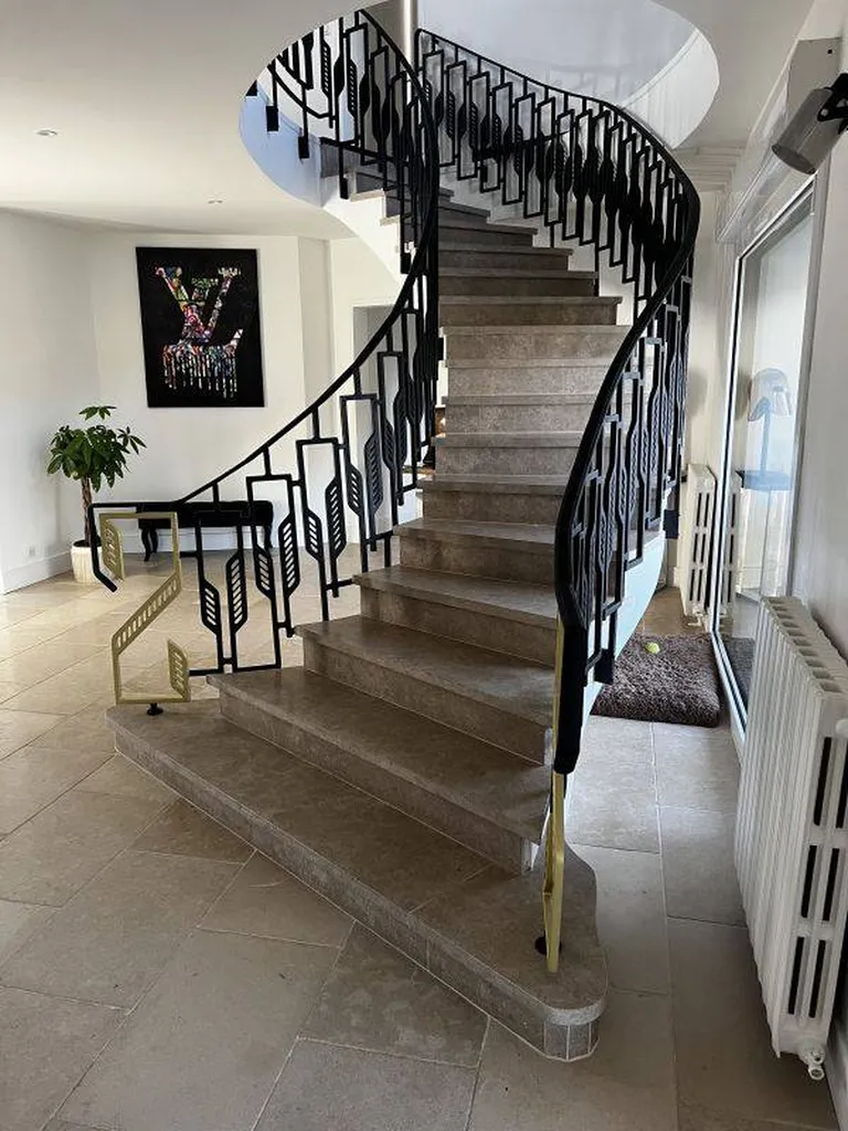 DALLAGES INTERIEURS ET ESCALIERS EN PIERRE NATURELLE DE SAHARA BEIGE FINITION VIEILLIE