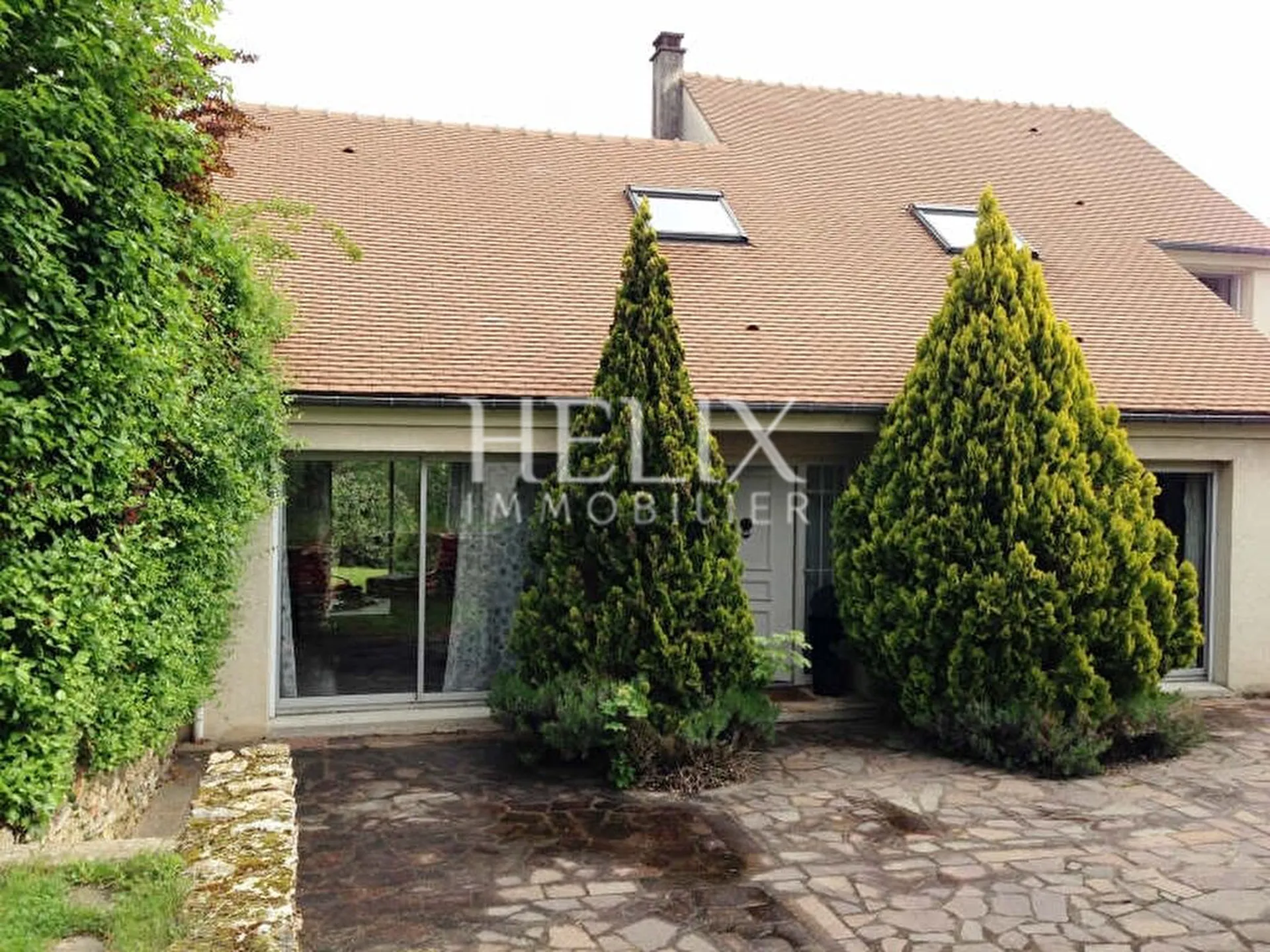 Belle maison de 170 M² à Chambourcy édifiée sur un terrain de 1006 M² joliment arborée et parfaitement entretenue, entièrement close de murets en pierre, quelques marches permettent l'accès à la maison. 