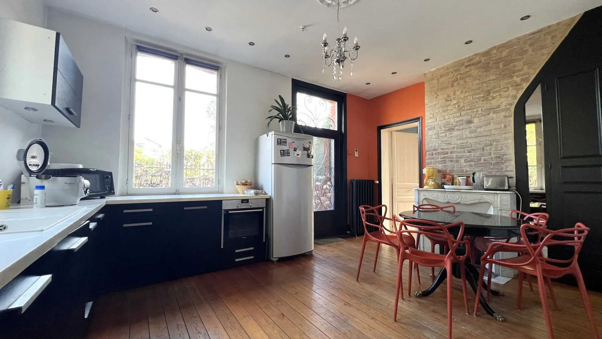 Magnifique demeure de famille 283m², 7 chambres, salle de jeux, patio véranda, dépendances et jardin arboré 6078m², emplacement privilégié centre-ville de Eu 76260.