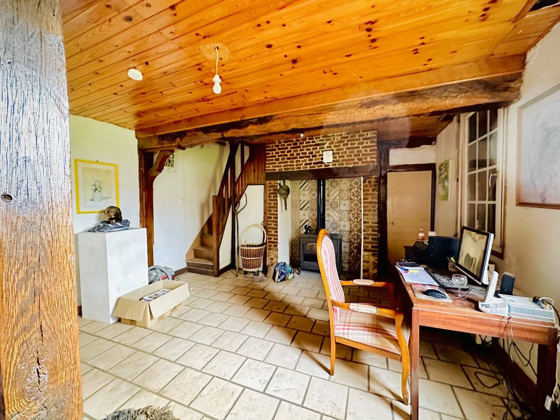 Vends maison en colombages avec grenier aménageable, un garage de 28m², box à chevaux et un poulailler.