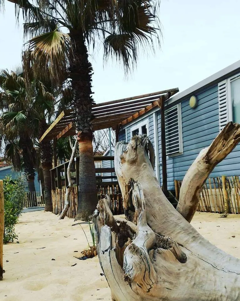 camping avec belle piscine et parc aquatique en occitanie proche de la mer de  Vias Plage