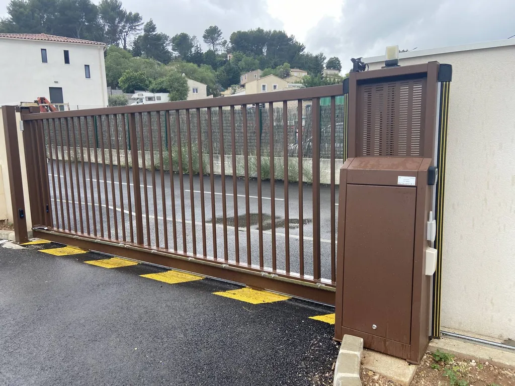 Fourniture et pose de portails coulissants automatiques dans une résidence à la Bouilladisse en 2020