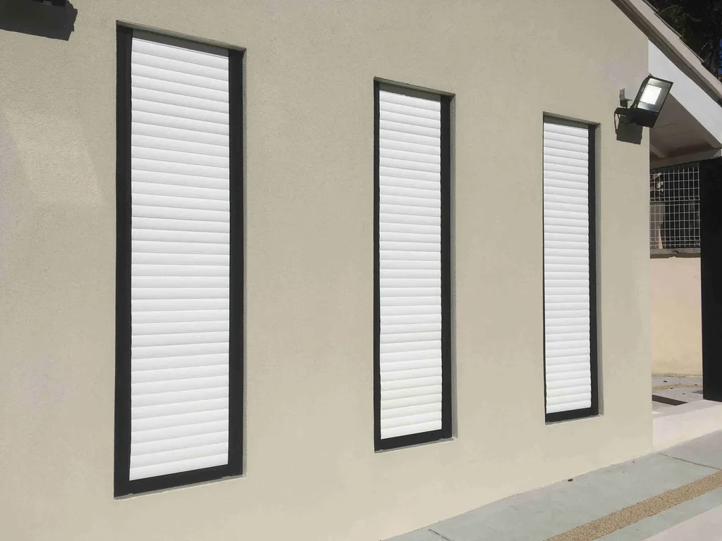 Installer un volet roulant en acier à lames isolées pour bâtiment à Aix-en-Provence proche d’Aix-les-Milles