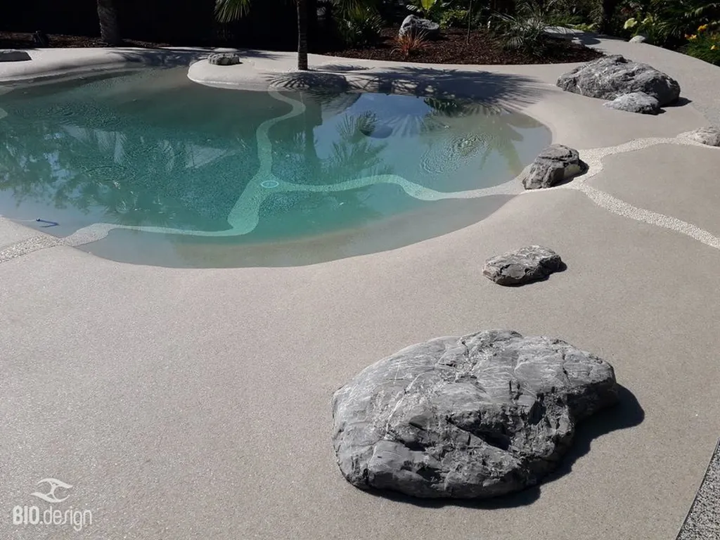 Quelle est la différence entre piscine lagon naturelle et piscine classique en Rhône-Alpes avec plage immergée sable quartz haut de gamme ?