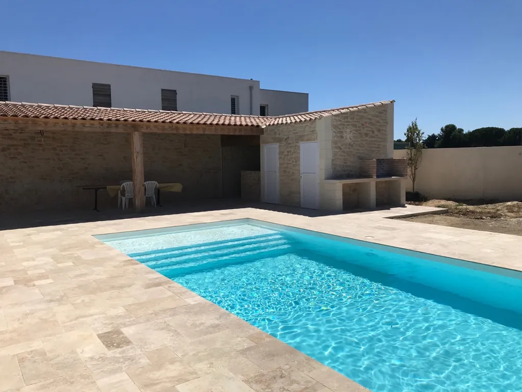 Pool House réalisé en EFFET PIERRE taillée à Lignan-sur-Orb proche de Béziers 
