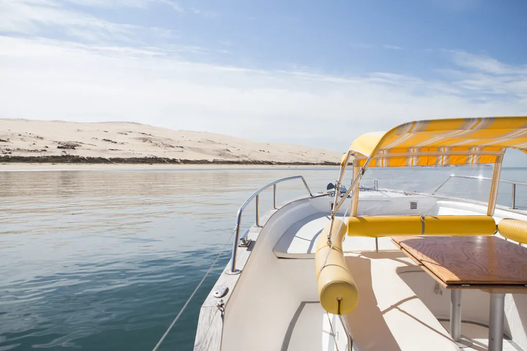 Location de bateau traditionnel pour EVJF sur le Bassin d’Arcachon : Détente, bronzage et musique entre amies