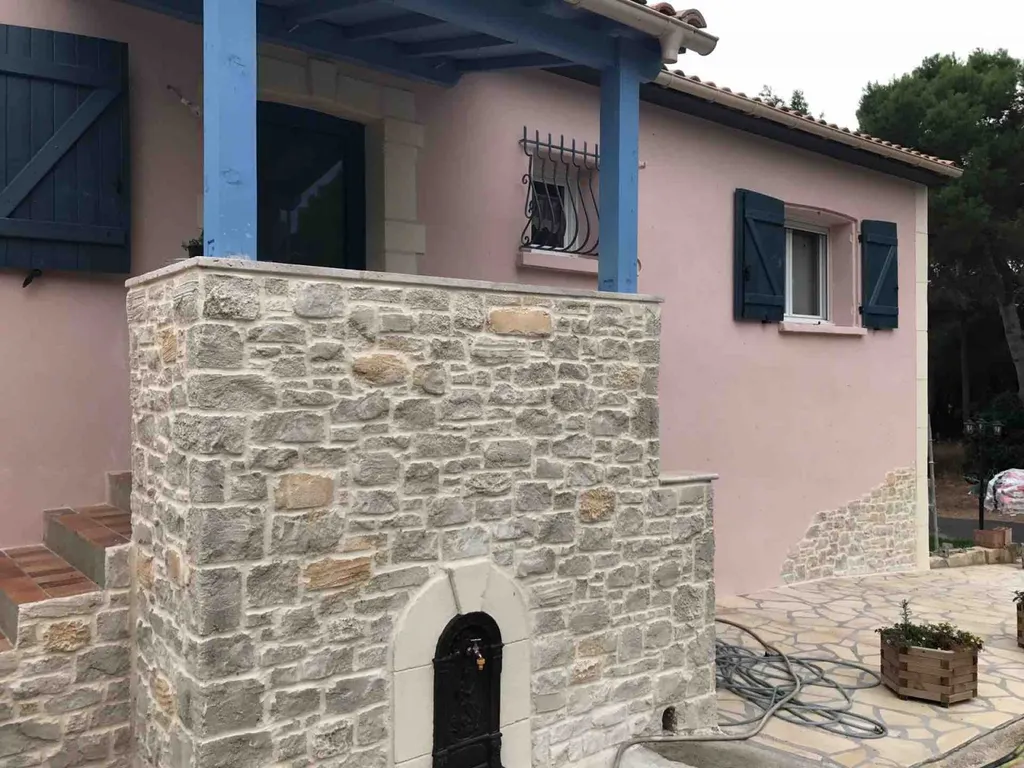 Torchis gratté à l'ancienne avec chaînes d'angle et encadrements sur villa traditionnelle à Poussan proche de Sète