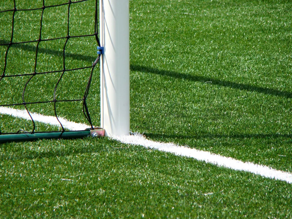 Installation de terrains de foot à 5 en gazon synthétique à Vidauban : pose de pelouse sportive haute résistance vers Draguignan.