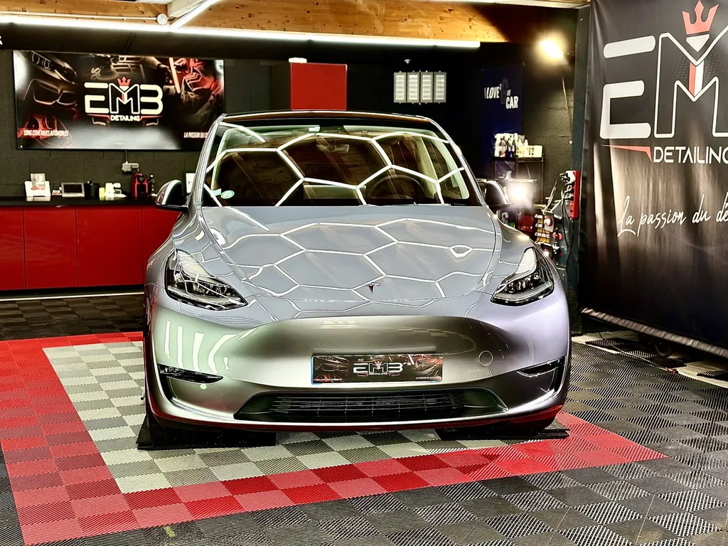 traitement céramique Lyon film de protection carrosserie PPF film plastique carrosserie Tesla model Y Lyon 