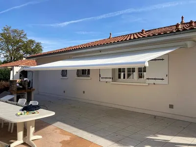 Pose d'un store banne sur mesure avec lambrequin sur la façade d'une maison à Cestas en Gironde