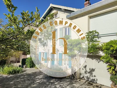 Maison familiale pleine de charme de 195m2 à rafraichir sur un beau terrain de 750m2 à 15mn à pieds de la gare de Maisons Laffitte comprenant un double séjour avec cheminée et 5 chambres.