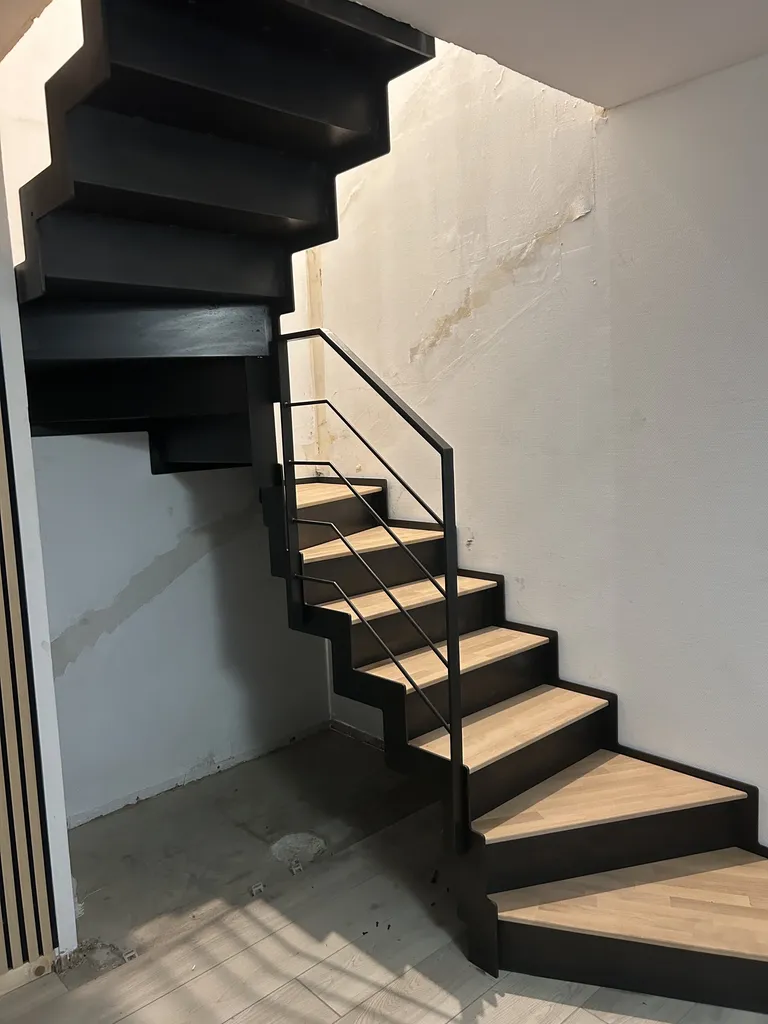 Escalier métal à Lyon: double limon crémaillère découpe laser avec marche en bois