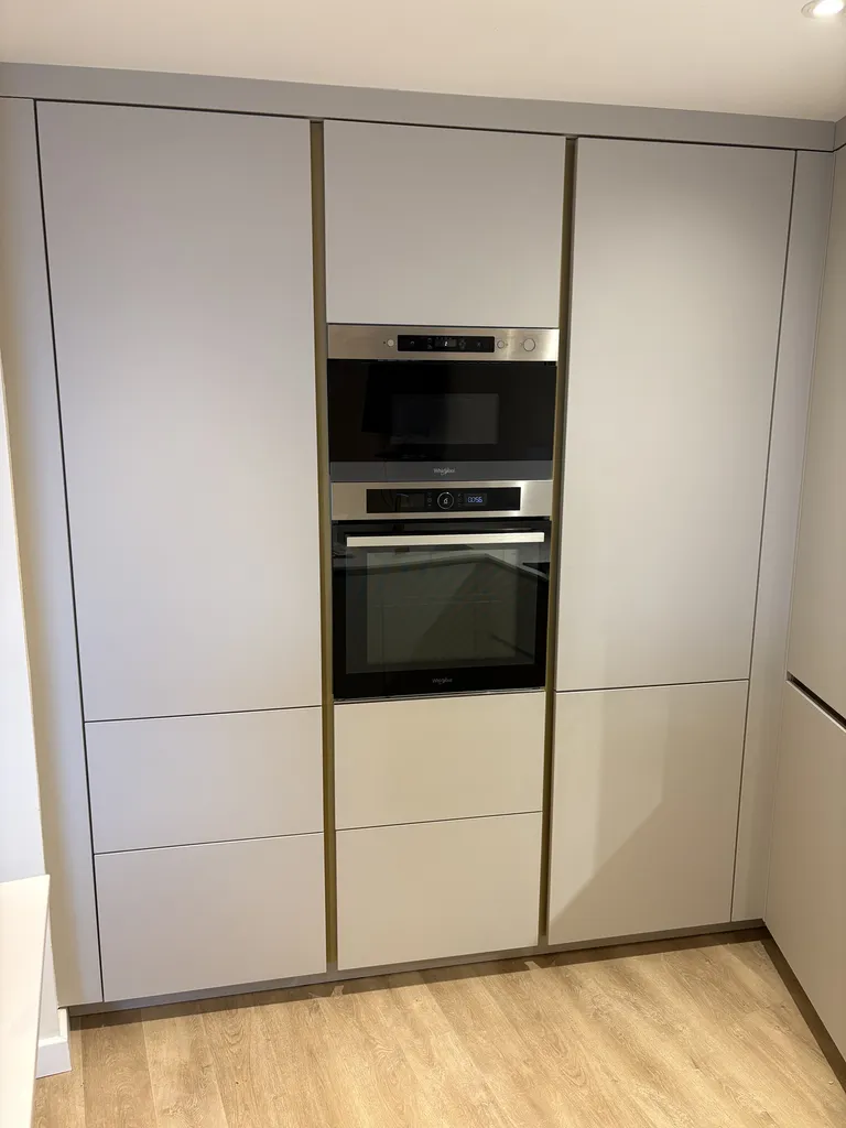 Transformation d'une cuisine avec effet bois clair sur la cote d'azur