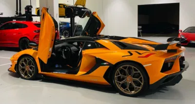 Vue de la Lamborghini SVJ après un lustrage minutieux, apportant une brillance exceptionnelle et mettant en valeur la profondeur de la peinture grâce à notre expertise