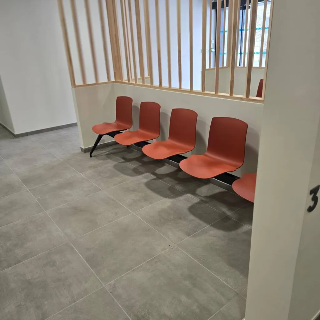 Chaises sur poutre salle d'attente-VANS en Ardèche