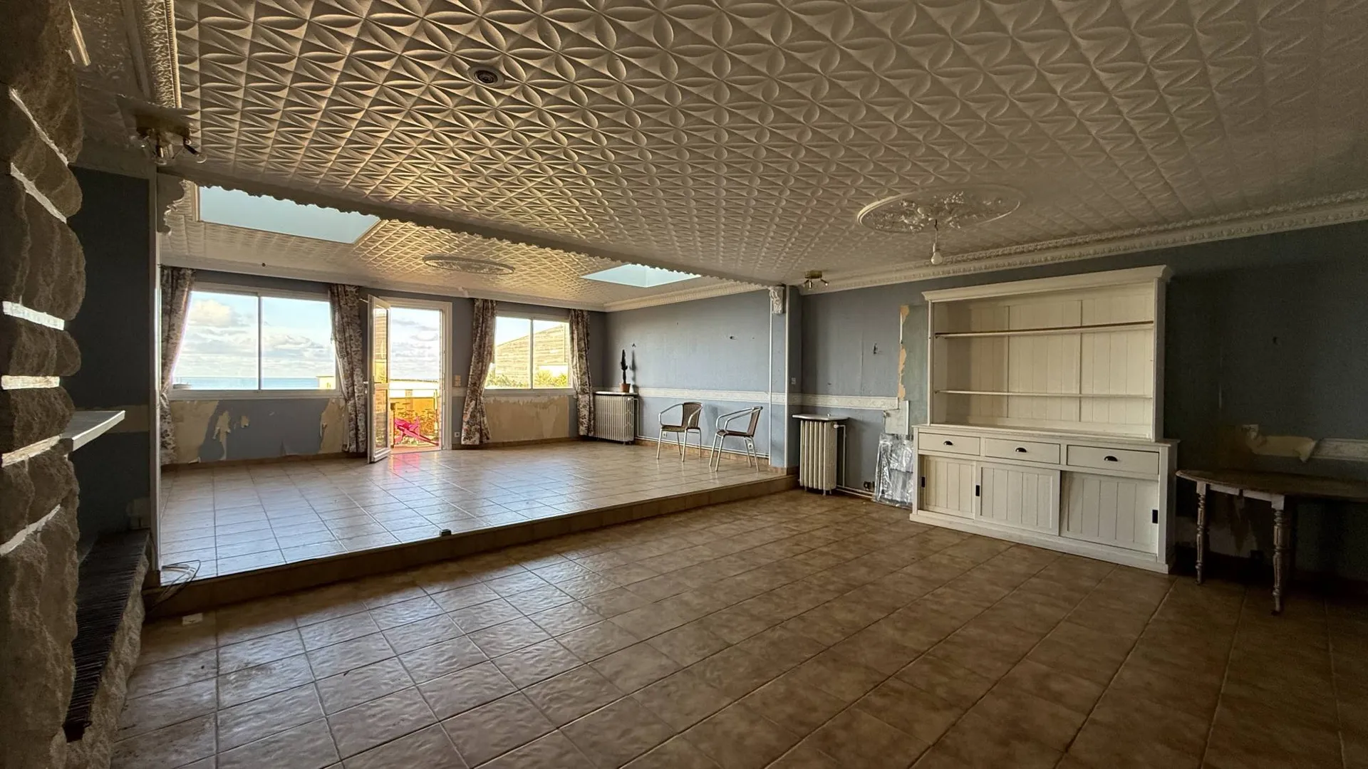 Le séjour de 55 m² vue mer constitue un véritable atout pour un projet d’achat en bord de mer.