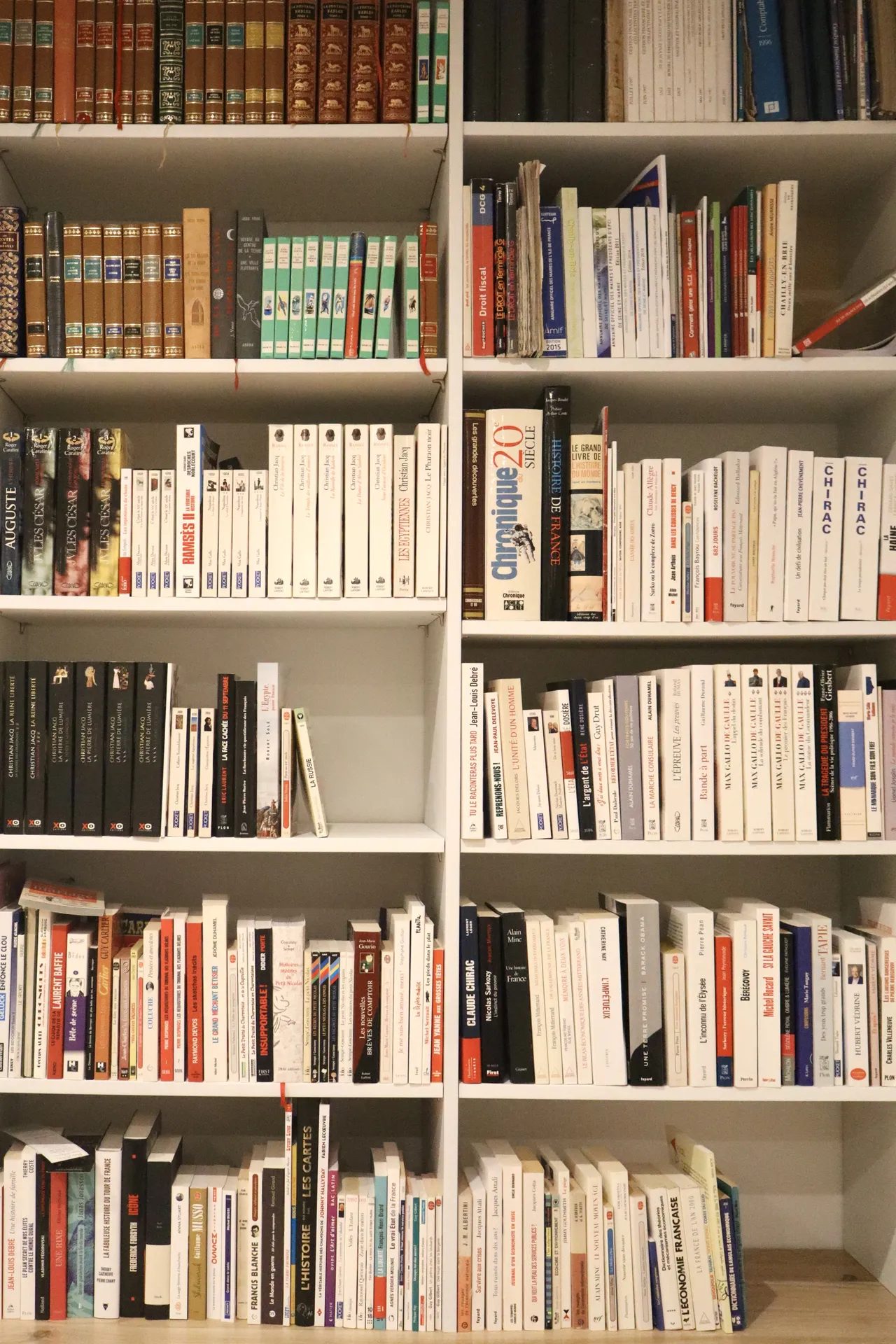 Un meuble TV sur mesure intégré à une biblio-cinémathèque contemporaine pensée pour un espace culturel en Ardèche