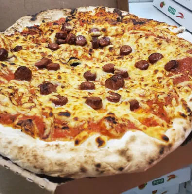 Pizza à la merguez cuite au feu de bois en livraison ou à emporter à Salon de Provence dans notre pizzeria