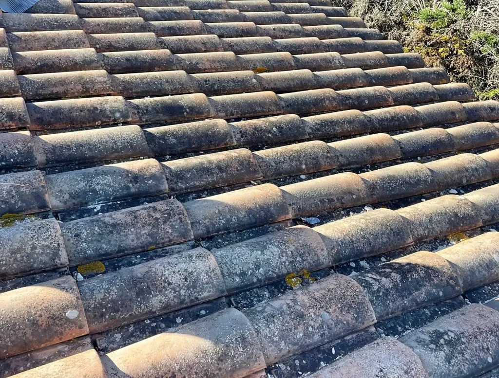 Nettoyage et traitement d’une toiture de maison en tuile Abeille sur Fuveau près de Aix en Provence.