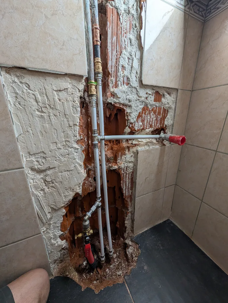 Fuite dans le mur et sol.