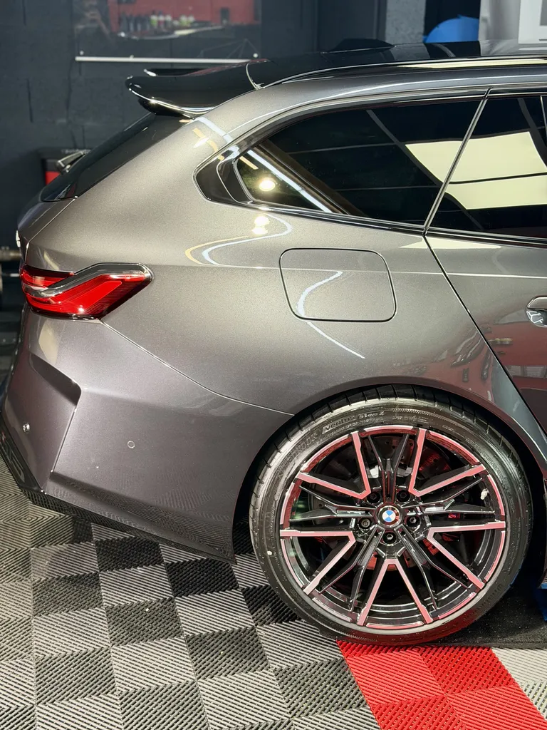 Protection PPF et traitement céramique sur une BMW M5 Touring près de Lyon chez EMB Detailing