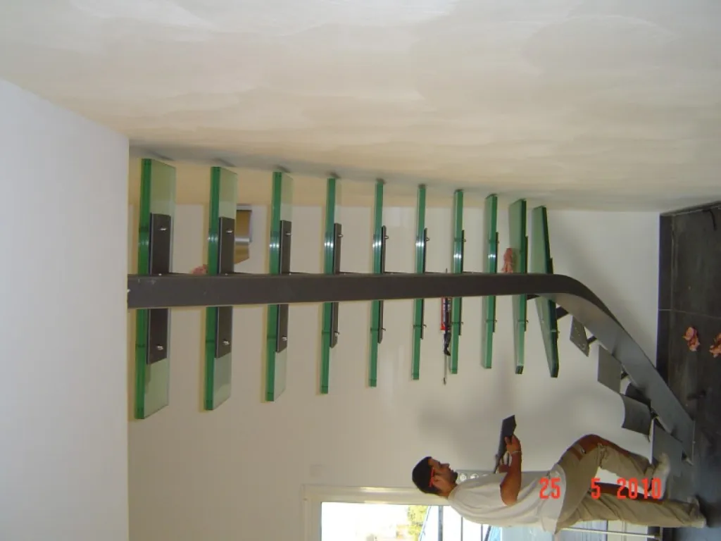 Escalier moderne et design par la miroiterie d'art Provençale