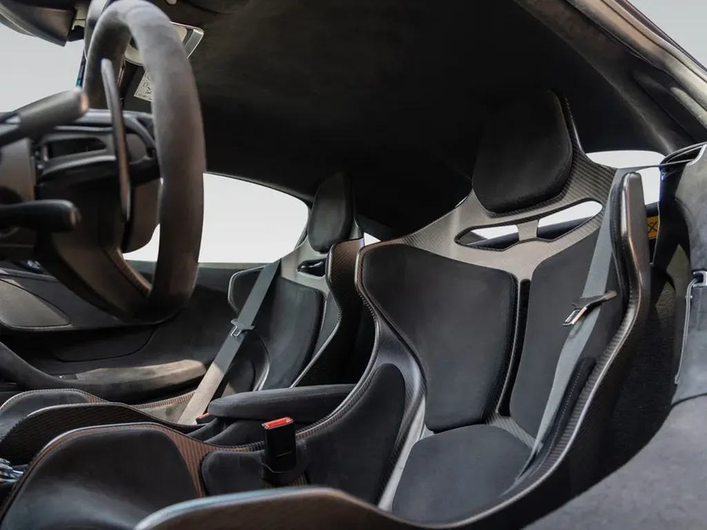 McLaren 600LT profil latéral jantes noires carbone Bordeaux