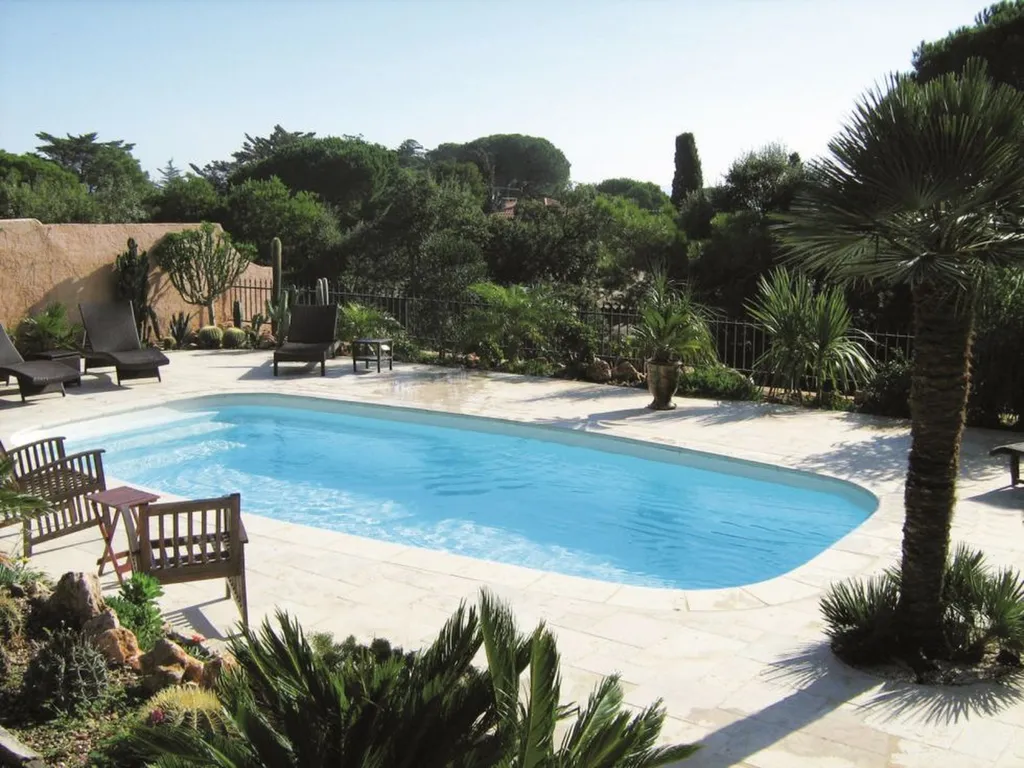 Piscines Fond plat Modèle praline installé à Bouc Bel Air