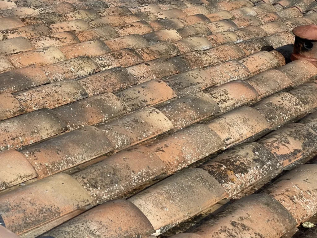 nettoyage et traitement des tuiles d’une toiture de maison sur Saint Victoret près de Martigues